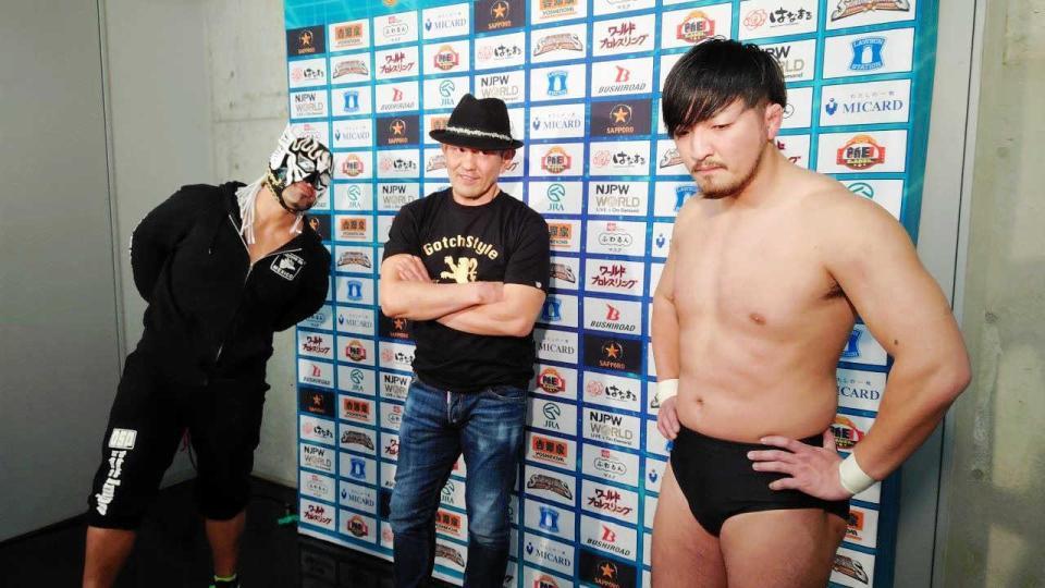 　成田を勧誘する（左から）デスペラードと鈴木みのる