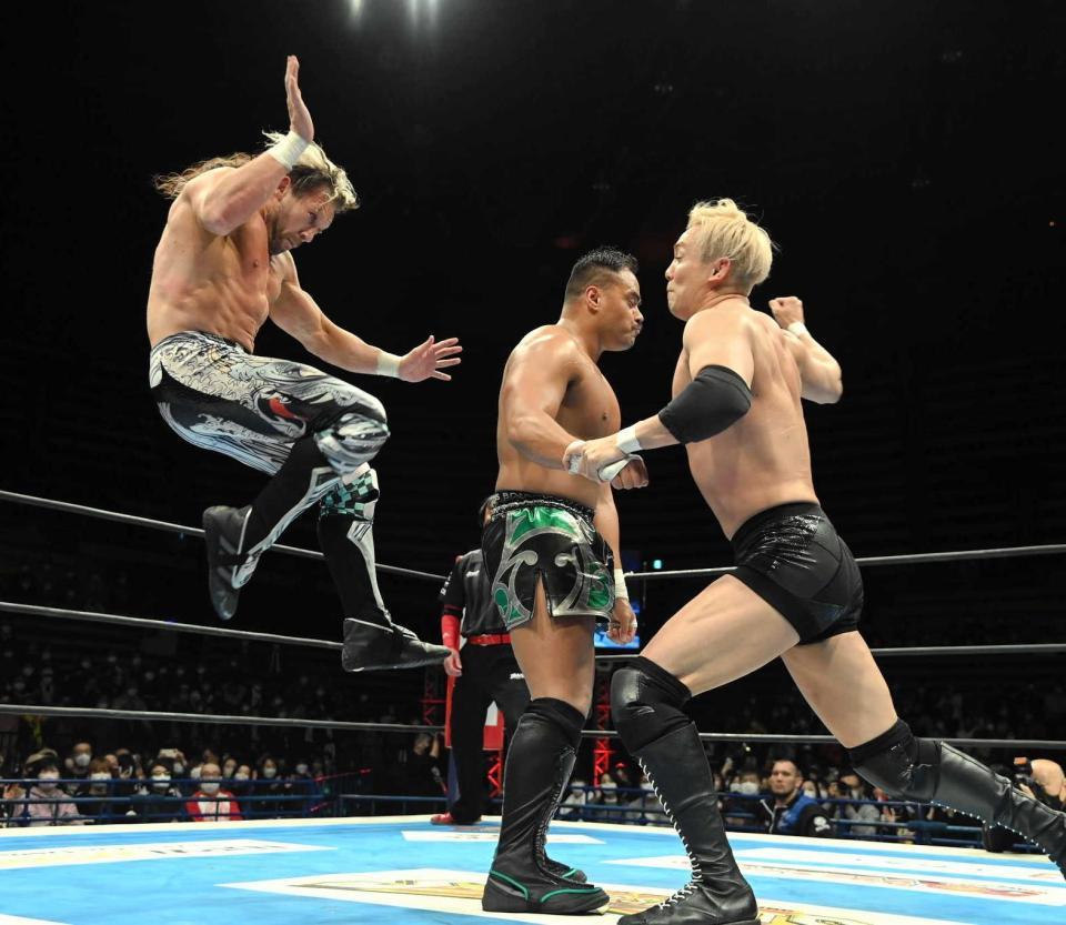 　オカダ（右）がラリアット、オメガ（左）がＶトリガーを同時発射（新日本プロレス提供）