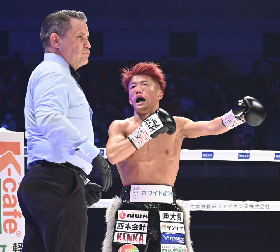 　納得がいかずレフェリーにアピールする重岡銀次朗（撮影・山口登）