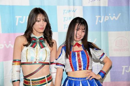 　２回戦敗退を振り返る赤井沙希（左）と荒井優希