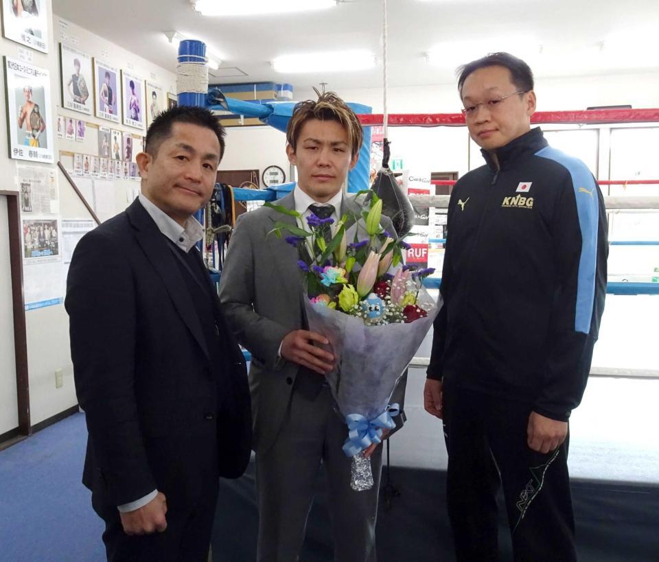 　現役引退を表明した前日本スーパーバンタム級王者の古橋岳也（中）と新田渉世会長（左）と笠康次郎トレーナー