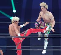 　清宮海斗（右）にキックを放つ拳王