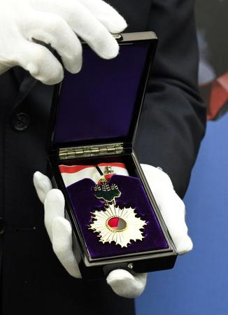 　故アントニオ猪木氏が拝受した勲章（旭日中綬章）＝東京都千代田区の参議院会館（撮影・佐藤厚）