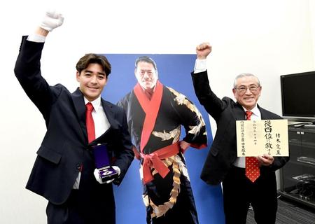 　天国の故アントニオ猪木氏にそろいの「ダー！」で喜びの報告をする実弟の猪木啓介氏（右）と孫の猪木寛太氏＝東京都千代田区の参議院会館（撮影・佐藤厚）