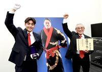 　天国の故アントニオ猪木氏にそろいの「ダー！」で喜びの報告をする実弟の猪木啓介氏（右）と孫の猪木寛太氏＝東京都千代田区の参議院会館（撮影・佐藤厚）