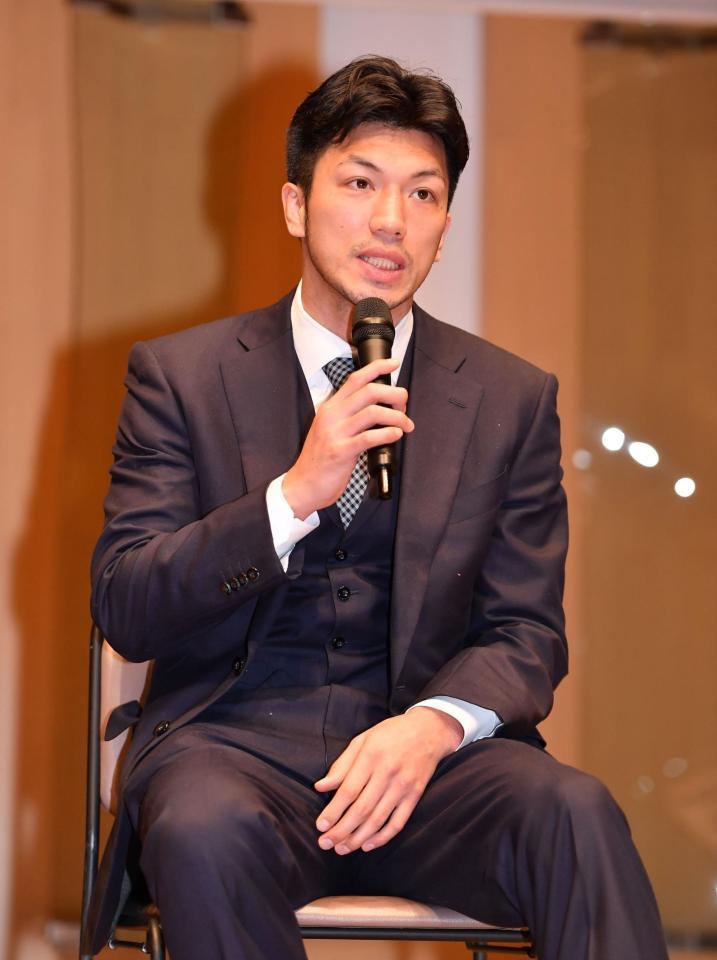 　表彰式後に記念講演をする村田諒太（撮影・開出牧）