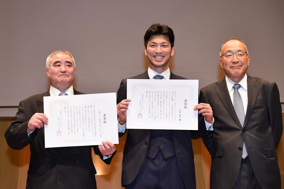 　表彰状を手に感激の（左から）浜田剛史氏、村田諒太、プレゼンターのＷＯＷＯＷの田中晃社長（撮影・開出牧）