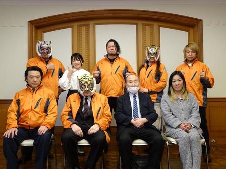 会見に出席した初代タイガーマスク（前列左から２番目）と新間寿代表（同３番目）とジャガー横田氏（同右）