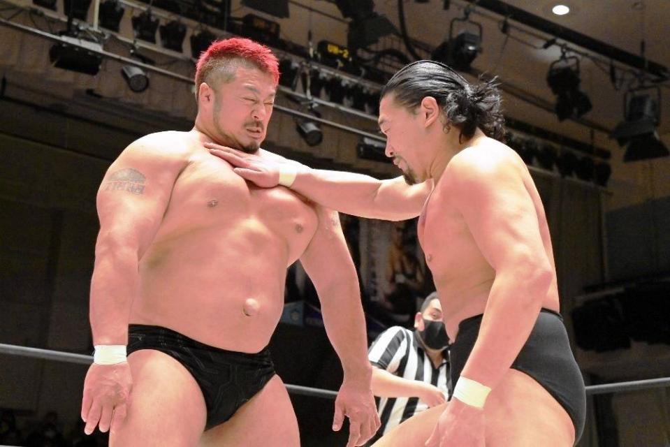 火野裕士相手に攻撃する樋口和貞（提供）