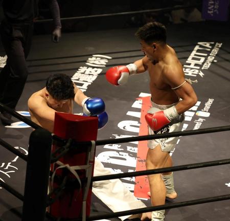 　晴也（左）をマットに沈める平山迅（撮影・山口登）