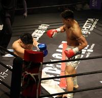 　晴也（左）をマットに沈める平山迅（撮影・山口登）