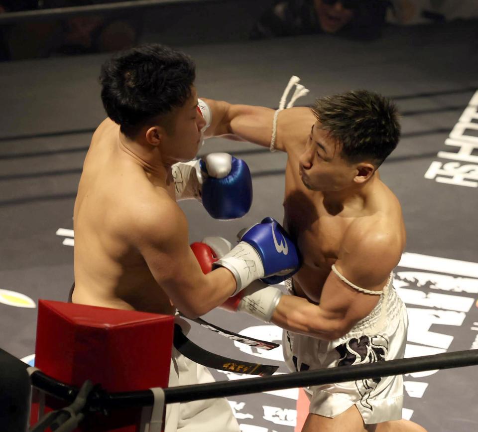 　晴也（左）にパンチを決めＫＯ勝ちする平山迅（撮影・山口登）