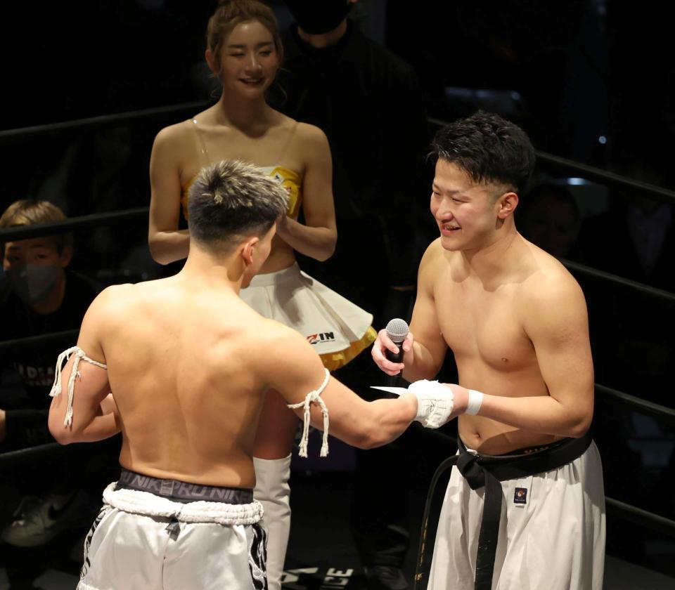 　平山迅（左）から勝利者賞金を手渡される晴也（撮影・山口登）