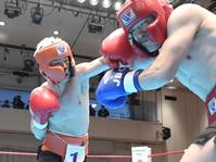 　スパーリングの相手にパンチを見舞う那須川天心（左）＝撮影・棚橋慶太