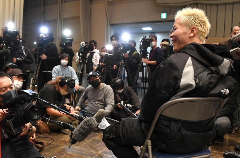 　会見で笑顔を見せる那須川天心（撮影・棚橋慶太）