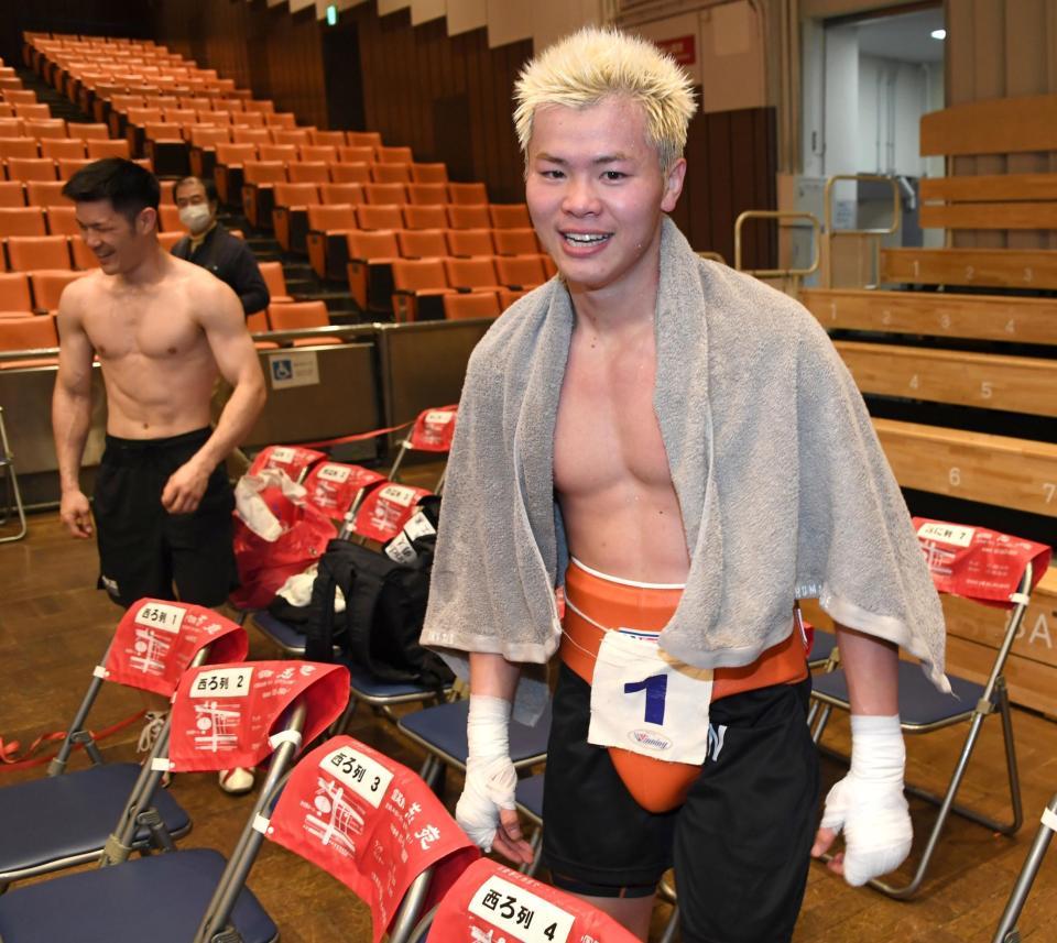 　プロテストを終えリング下で笑顔の那須川天心（撮影・棚橋慶太）