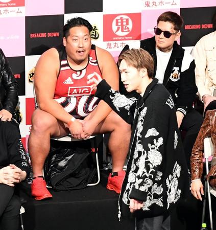 　ノッコン寺田と一触即発となった安保瑠輝也（手前）＝１２月１０日