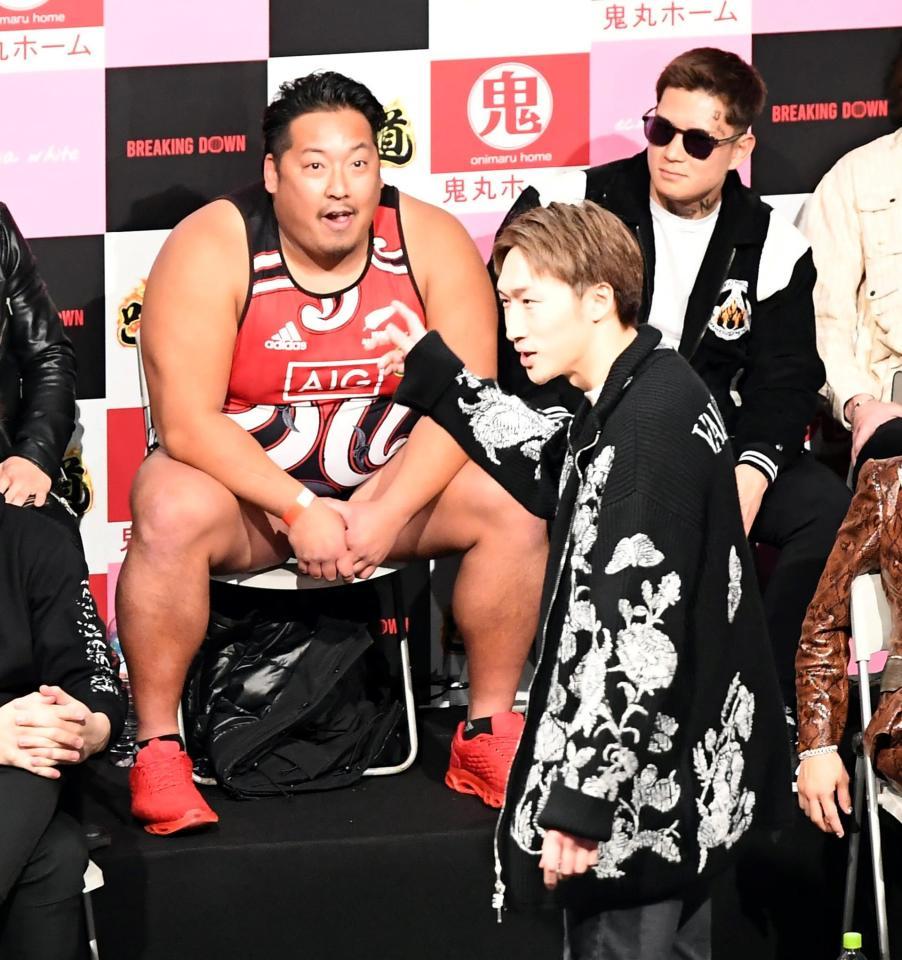 　ノッコン寺田と一触即発となった安保瑠輝也（手前）＝１２月１０日