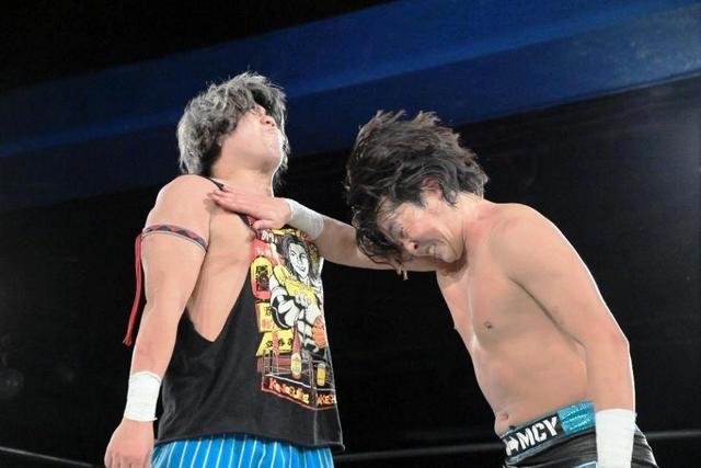 DDT サウナカミーナ興行で小嶋斗偉が先輩・勝俣瞬馬から殊勲
