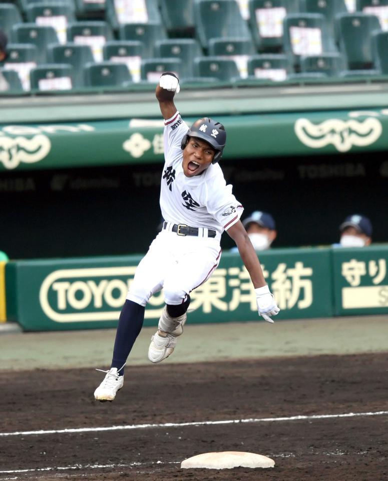 　日本航空・エドポロは右中間に二塁打を放ち一塁ベース上でジャンプし喜ぶ＝２０２１年８月