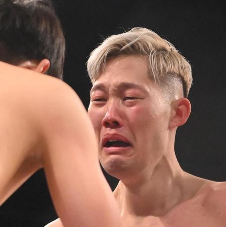 　勝利して号泣するぬりぼう（撮影・堀内翔）