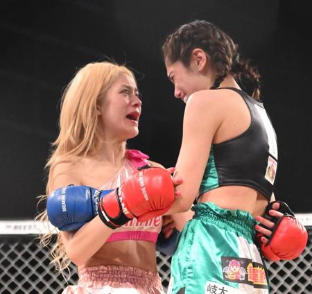 　試合後、感極まった表情を見せるはろーあにー（左）と宮里かおり（撮影・堀内翔）