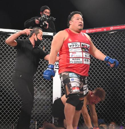 　ノッコン寺田が天田ヒロミ（後方）からダウンを奪う（撮影・堀内翔）