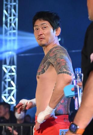 　判定負けに納得のいかない表情の啓之輔（撮影・堀内翔）