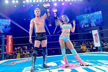 　米国リングでオカダ・カズチカ（左）とメルセデス・モネの男女ＩＷＧＰ王者がそろい踏み＝©新日本プロレス