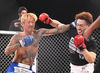 　パンチを出すおでんツンツン男（左）、１０人ニキ＝撮影・堀内翔