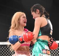 　試合後、感極まった表情を見せるはろーあにー（左）と宮里かおり（撮影・堀内翔）