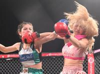 　宮里かおり（左）からパンチを受けるはろーあにー（撮影・堀内翔）