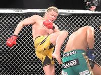 　ベルサイユ理事長が桝充喜（右）を攻める（撮影・堀内翔）