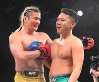 　健闘をたたえ合うベルサイユ理事長、桝充喜（右）＝撮影・堀内翔