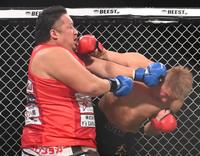 　ノッコン寺田が天田ヒロミからダウンを奪う（撮影・堀内翔）