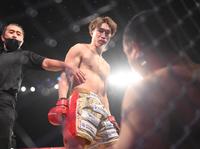 　１回、シリル・アビディ（手前右）からダウンを奪う安保瑠輝也（撮影・堀内翔）