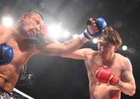 　３回　シリル・アビディ（左）にパンチを出す安保瑠輝也（撮影・堀内翔）
