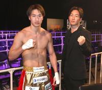 　安保瑠輝也（左）と朝倉未来（撮影・堀内翔）