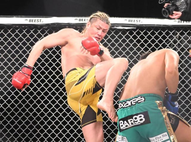 地雷撤去人・ベルサイユ理事長　闘うリングドクター枡に勝利！体格差生かし押し切り、咆哮