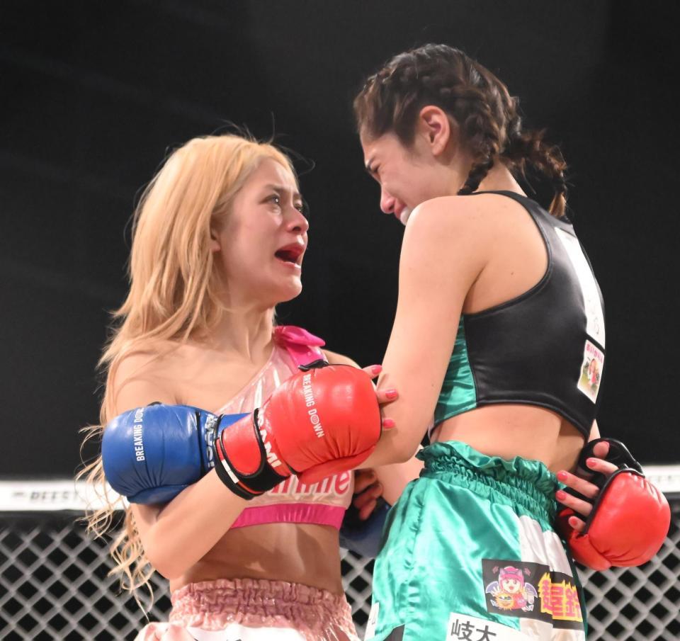 　試合後、感極まった表情を見せるはろーあにー（左）と宮里かおり（撮影・堀内翔）