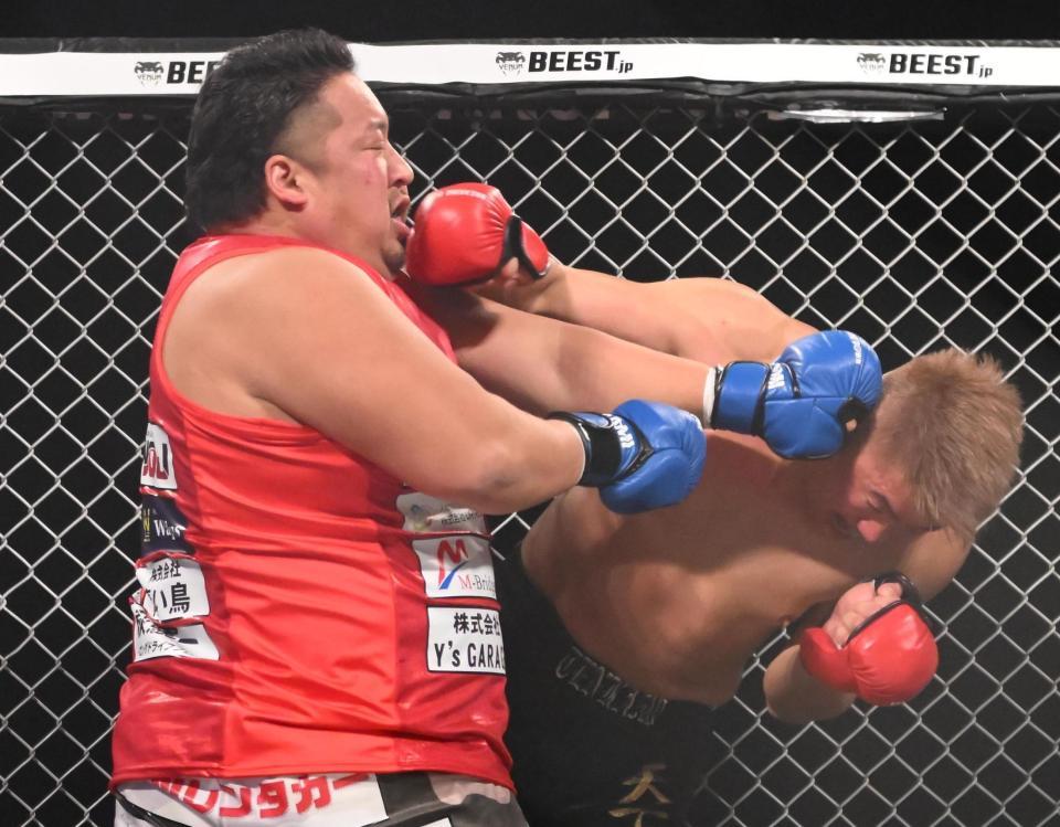 　ノッコン寺田が天田ヒロミからダウンを奪う（撮影・堀内翔）