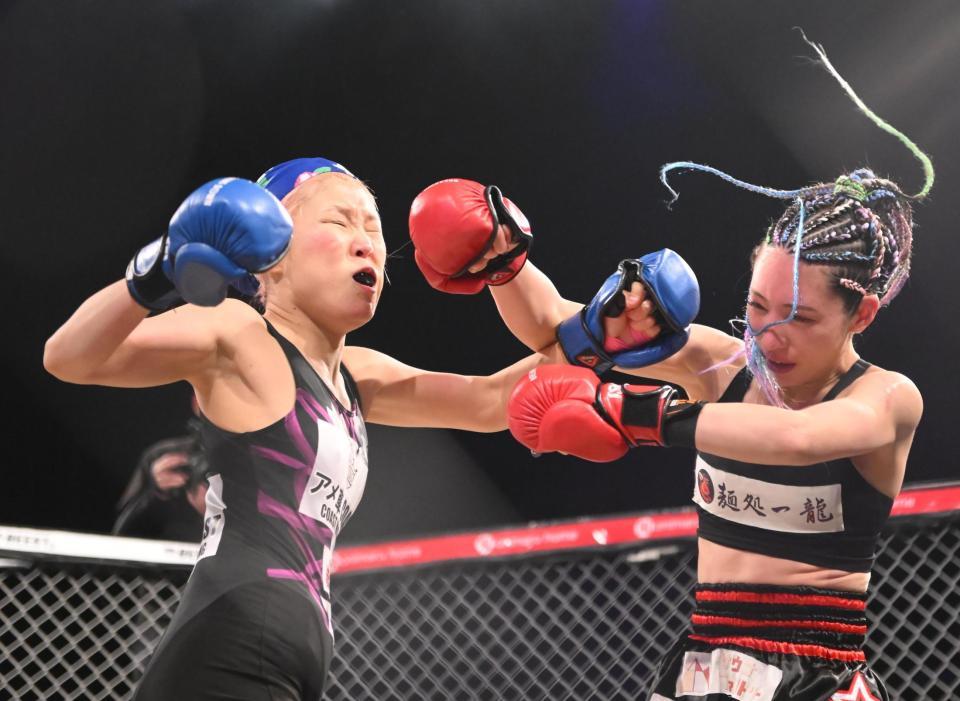 　パンチを出すゆっちゃん（左）、志築杏里（撮影・堀内翔）