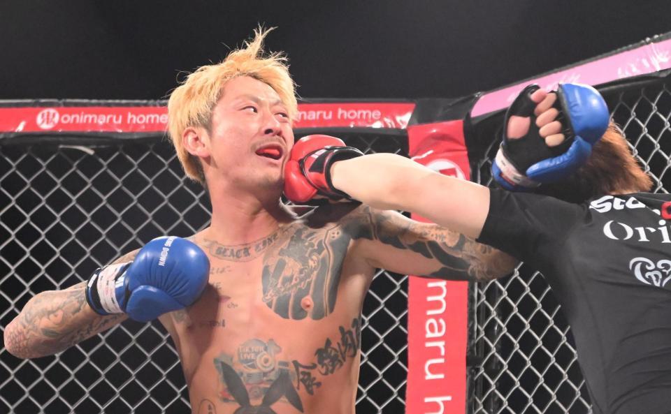 　１０人ニキからパンチをもらうおでんツンツン男（撮影・堀内翔）