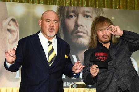 　会見を行った武藤敬司と内藤哲也（右）＝撮影・堀内翔