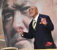 　会見の前にポーズを決める武藤敬司（撮影・堀内翔）