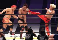 　諏訪魔（中）の顔面にキックを放つ拳王（左は征矢学）