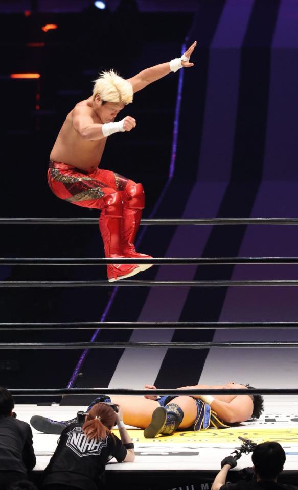 　青柳優馬（下）にフットスタンプを決める拳王