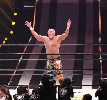 　引退試合を終えて観衆に手を振る武藤敬司