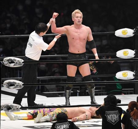 　清宮海斗（下）に格の違いを見せつけたオカダ・カズチカ（撮影・棚橋慶太）