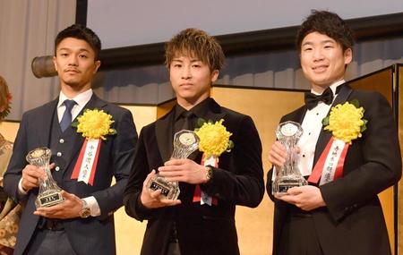 表彰式に出席した（左から）殊勲賞・中谷潤人、最優秀選手＆ＫＯ賞・井上尚弥、技能賞・寺地拳四朗（撮影・佐々木彰尚）